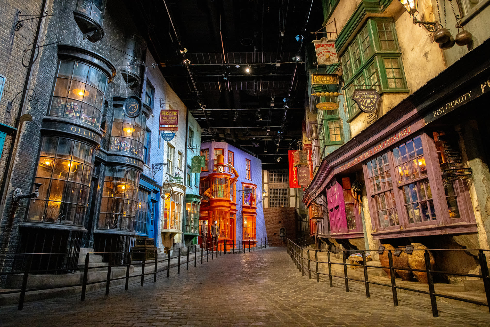 WBSTT-tokyo-diagon-alley-set-web-landscape